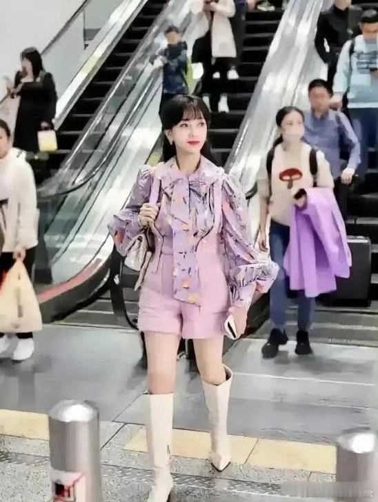 赵雅芝是不是只能活在精修里了。。。这到底是72岁还是27岁 ​​​