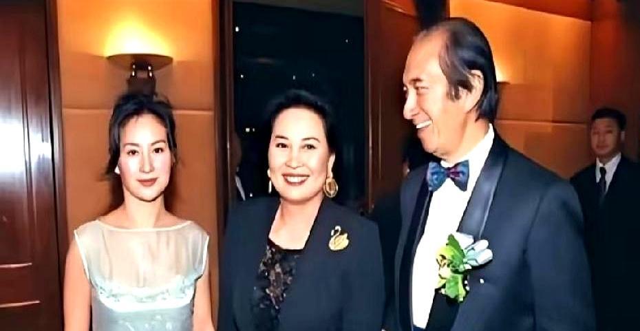 赌王葬礼，何超琼直接把一个人的名字划掉，连夜切断所有生意。你以为她在分家产？不，