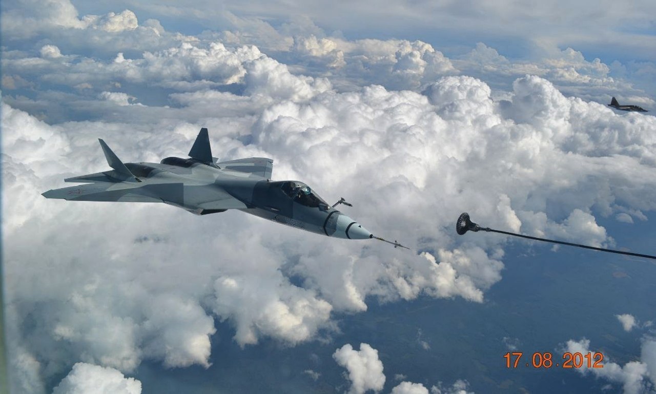 2012年8月17日，苏-57原型机（T-50)进行空中加油试验，可见机头缠了三