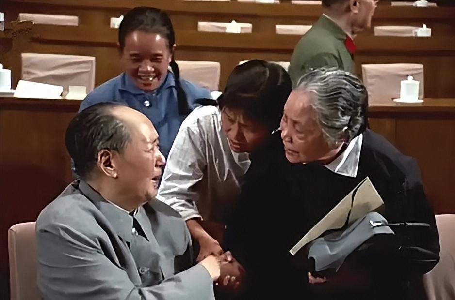 没留过洋，毛主席凭什么看透世界？

毛主席一辈子没去过美国，也没踏足日本，可他的