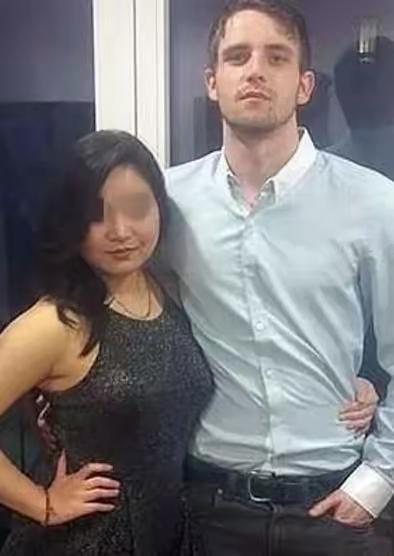 一个南京姑娘远赴英国留学，和男友同居，她包揽两人大部分开销，还给男友买了车，男友