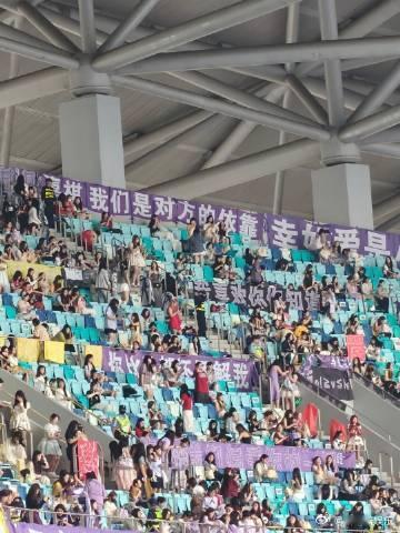 马嘉祺最长的灯牌跨了四个区 什么叫顶级排面，就是马嘉祺的灯牌一出场就横跨四个区，