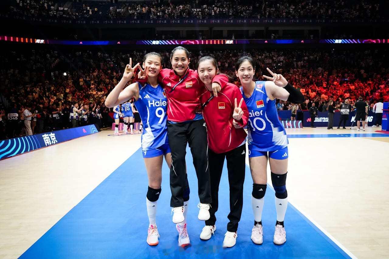 中国女排3比1波兰女排 中国女排获胜后官方组照。 