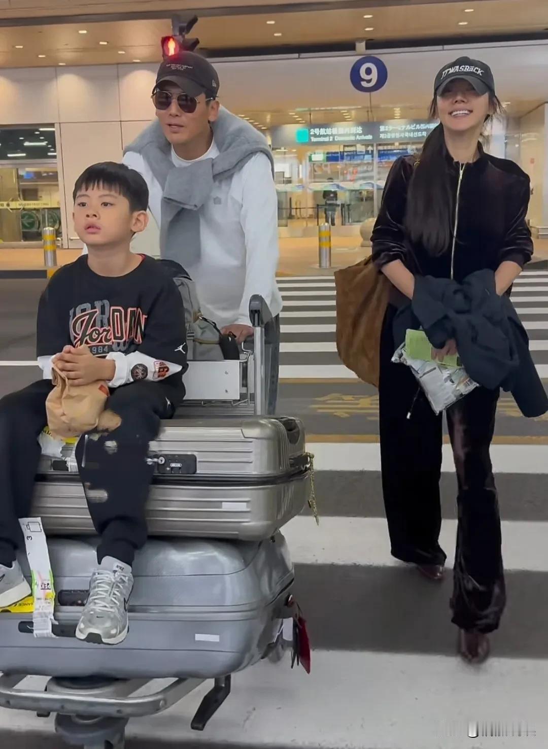 于晓光一家子现身机场，父母孩子都是高颜值。爸爸高大帅气，妈妈温柔明媚，儿子的在颜