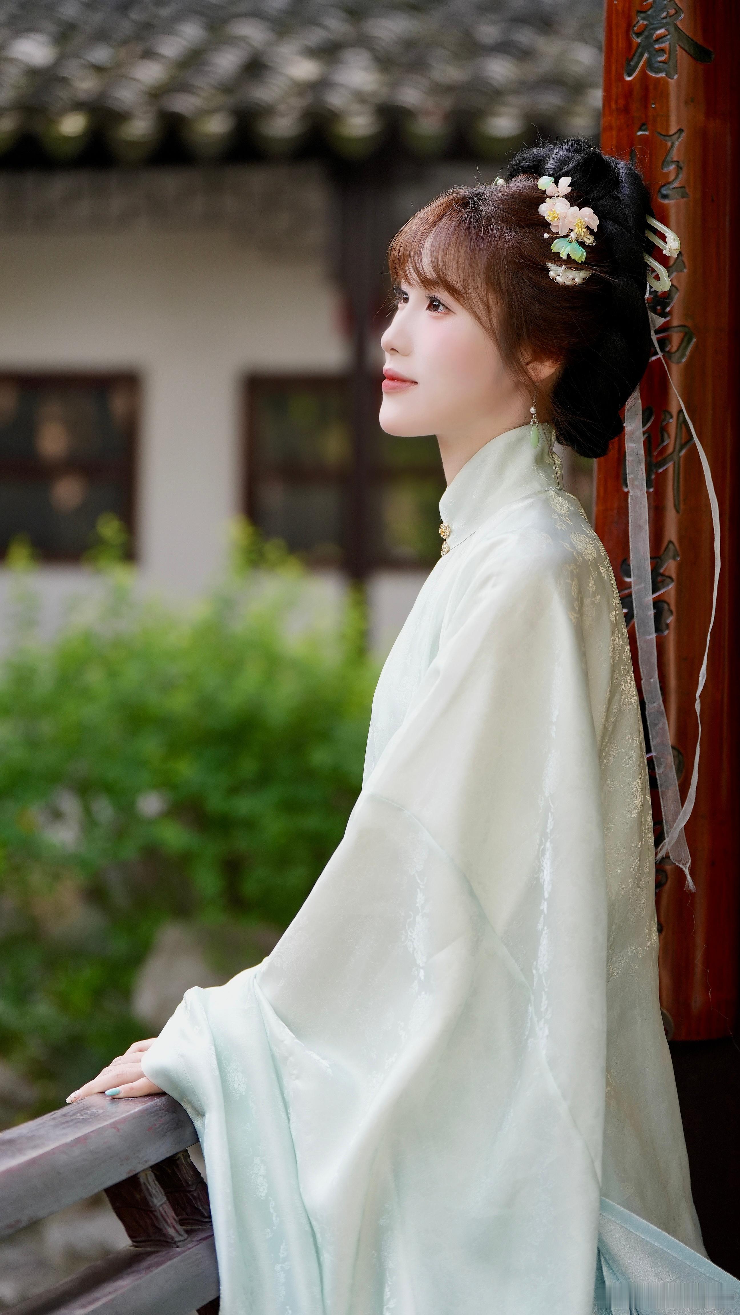 一袭青衣，染就江南春色。 苏州