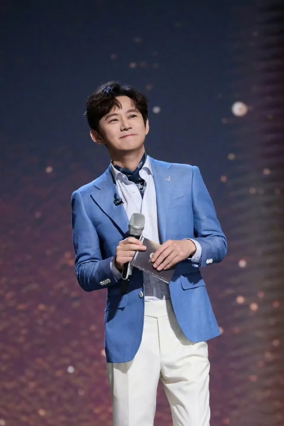 #何炅50岁了#很难想象何炅已经50岁了，在每个周六都能准时看到如约而至的何炅，