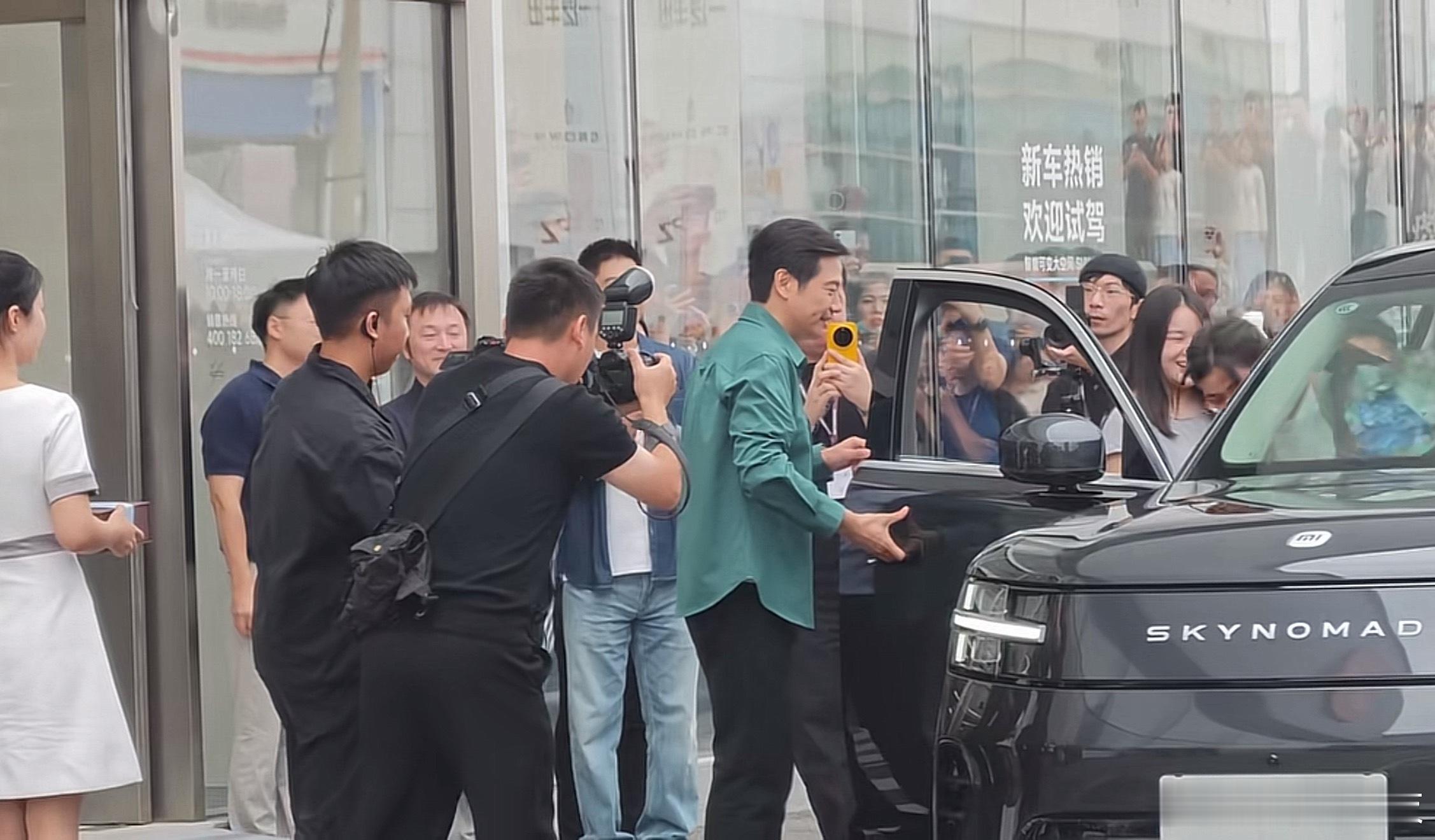 雷军为澎程车主开车门小米澎程发布会 澎程交付现场雷军人气4分钟锁单突破10000