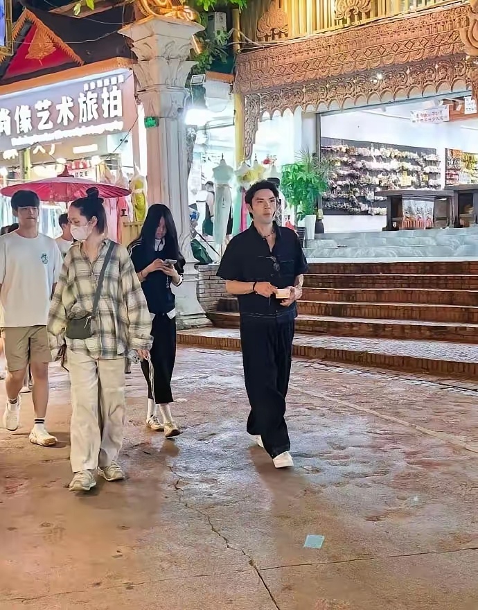 郭碧婷带着自家孩子与两个妹妹的孩子，身体抱恙的老父亲，十多口人浩浩荡荡去云南旅行