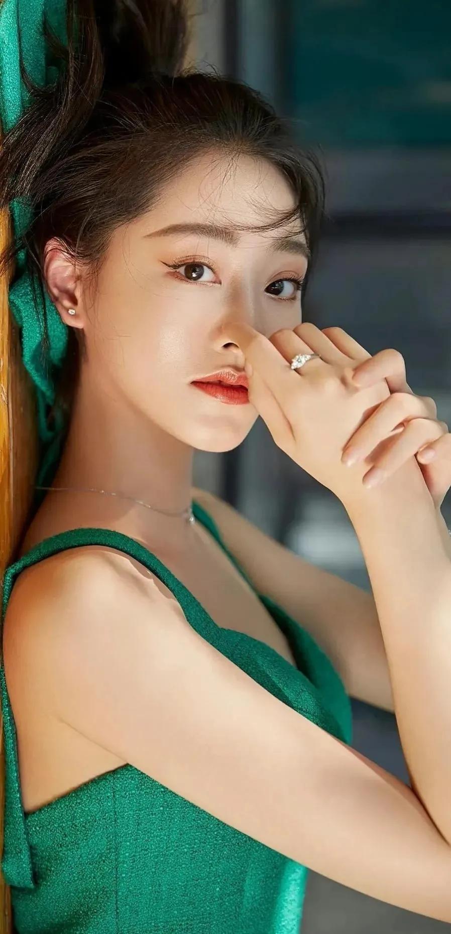 祝绪丹是一位备受赞誉的演员，她在众多电视剧和电影作品中的表现令人印象深刻。作为一