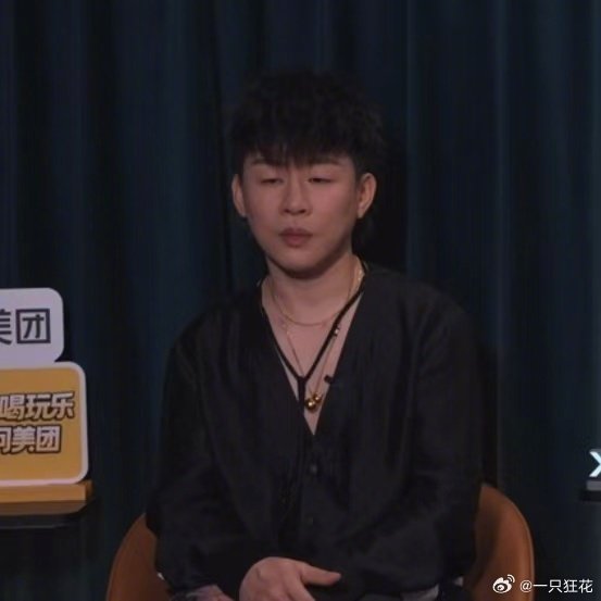 歌手直播歌手赛前表情静待节目正式拉开帷幕，多样神态勾勒鲜活群像，一场精彩的音乐视