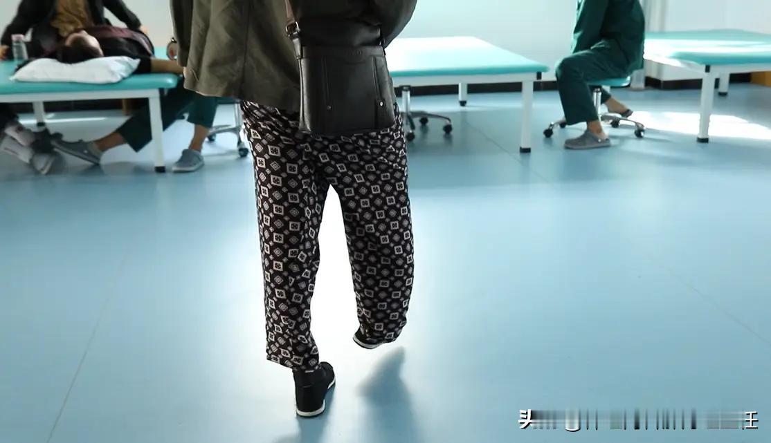偏瘫别再这样走路了！
 
许多偏瘫朋友在行走过程中，依赖骨盆上抬和躯干的侧屈来把