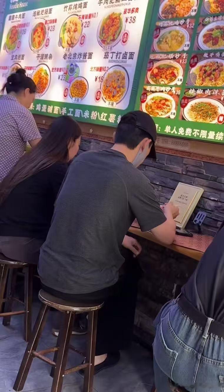 吃面偶遇朱一龙网友吃面偶遇朱一龙！网友吃面偶遇朱一龙