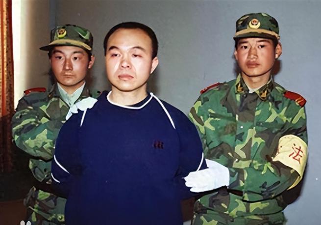 1999年，浙江最大黑帮头目张畏被捕，执行死刑前，他嘱咐女儿：在家要听爷爷奶奶的