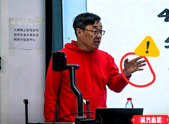 果然不出所料，在汤家凤呼吁取消英语核心地位后，一些人开始给汤家凤扣帽子了！
 