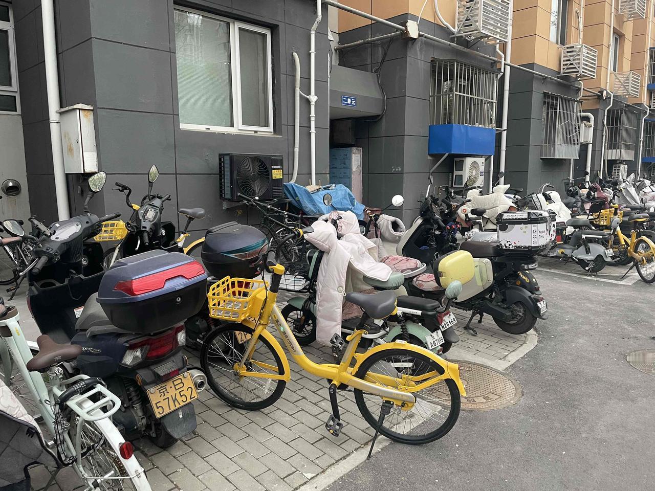 看看我们小区的二轮电动自行车是如何管理的，乱停乱放。本来画白线的区域是停汽车的，