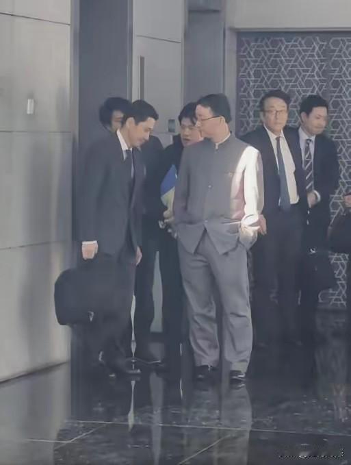 毒苗玩的非常阴险，她一边坚持自己的挑衅性言论不撤回、不道歉，一边又派一个芝麻大的