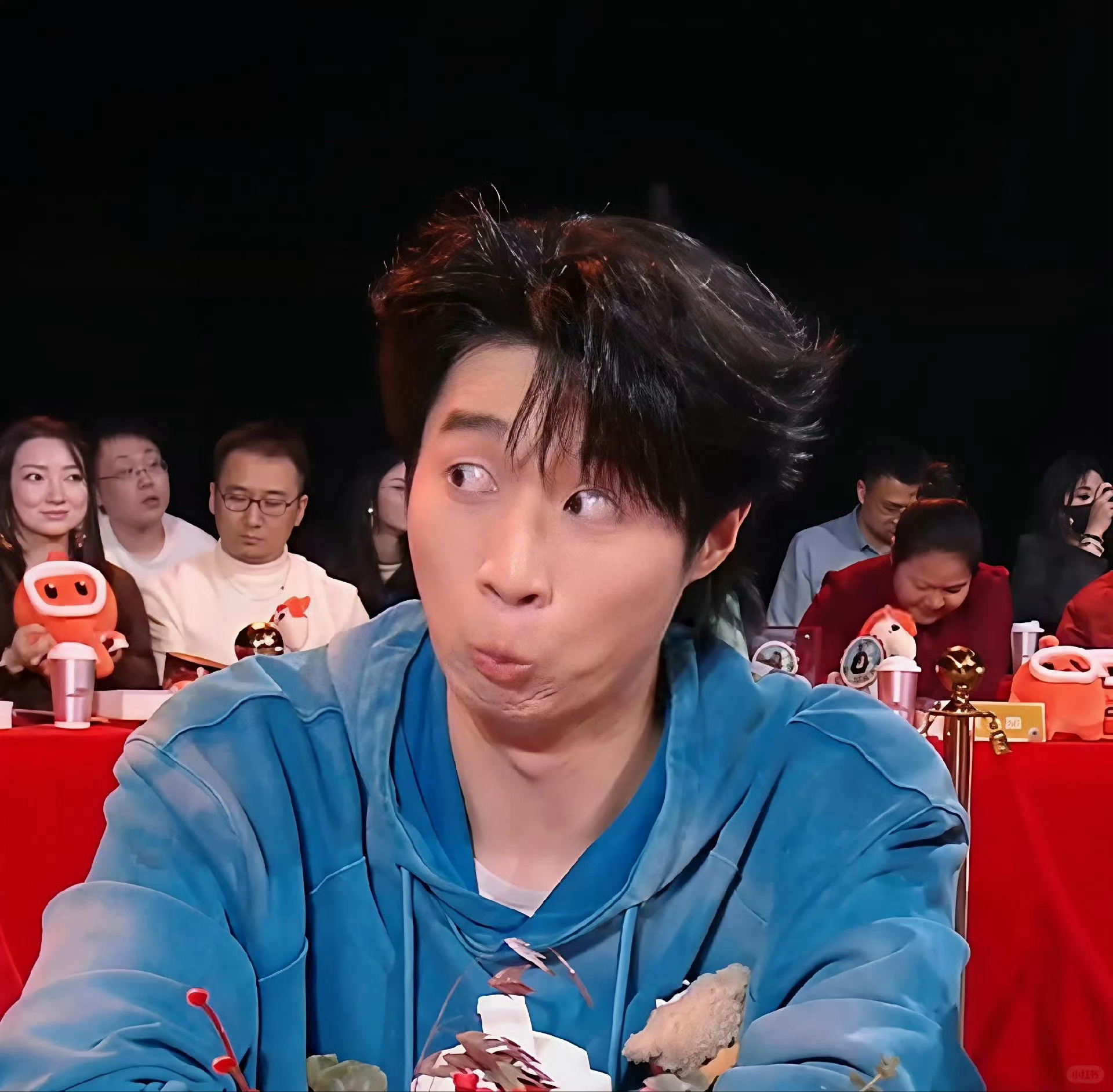 是谁想的让半人马和孙天宇坐一桌这画面太离谱了！孙天宇惨遭半人马硬控￼￼￼，被围成