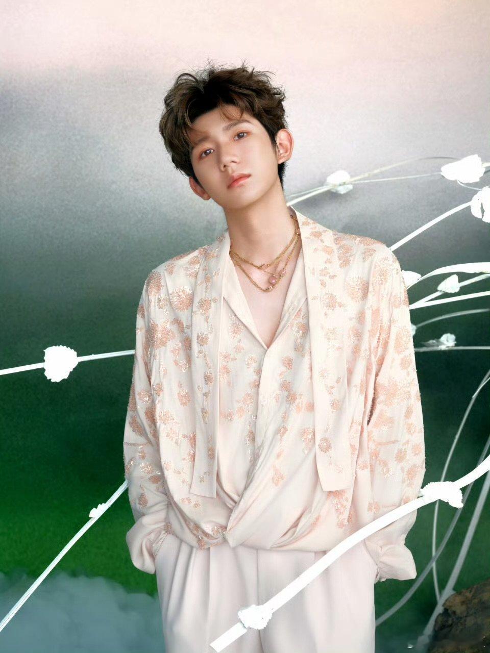 王源定制造型王源服饰410 个小时纯手工制作  造型前瞻，属实貌美啊 