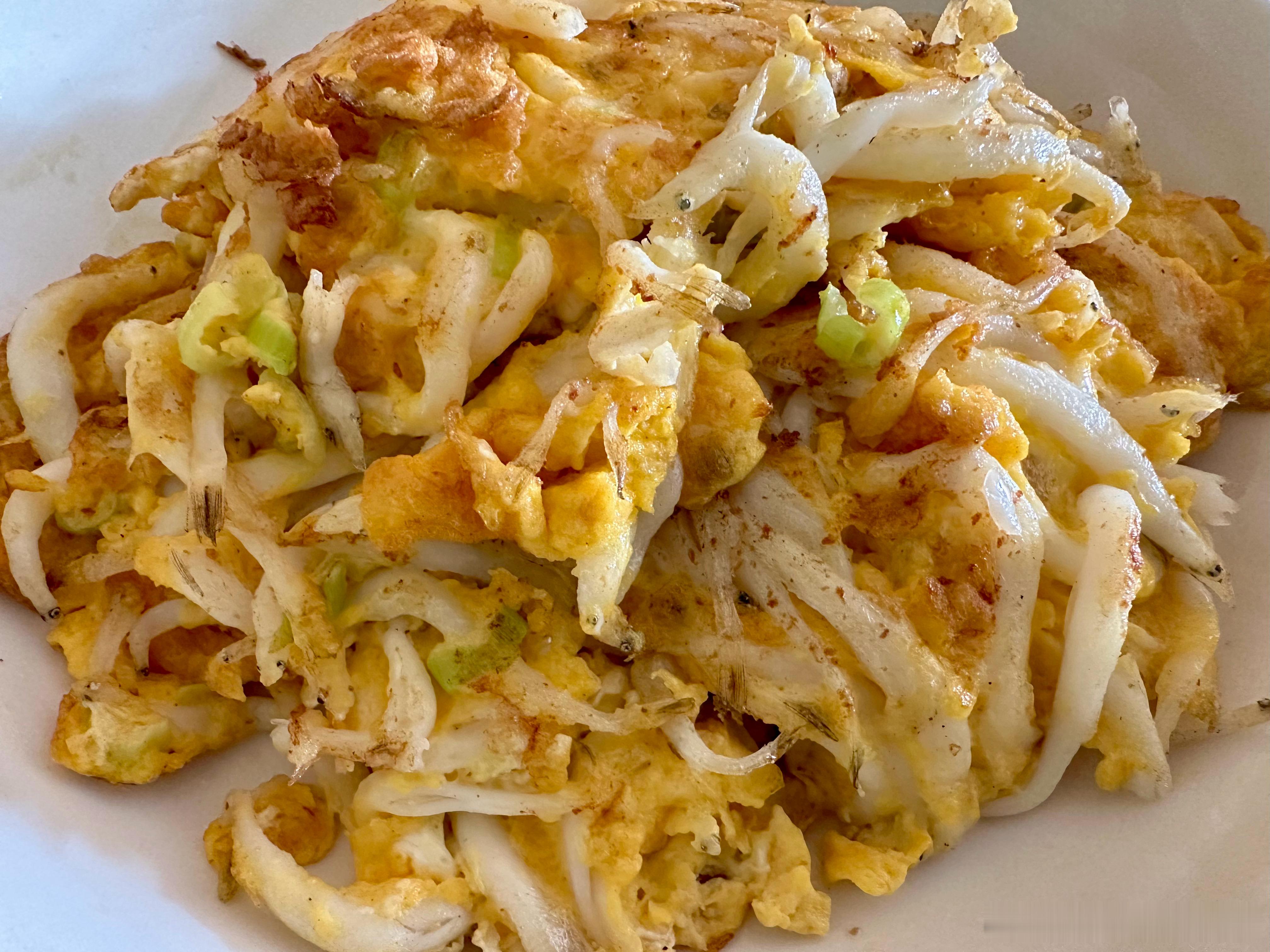 银鱼炒蛋的核心生产力，是银鱼用胡椒粉、盐，先入个底味，起油锅，把控干的银鱼下锅，