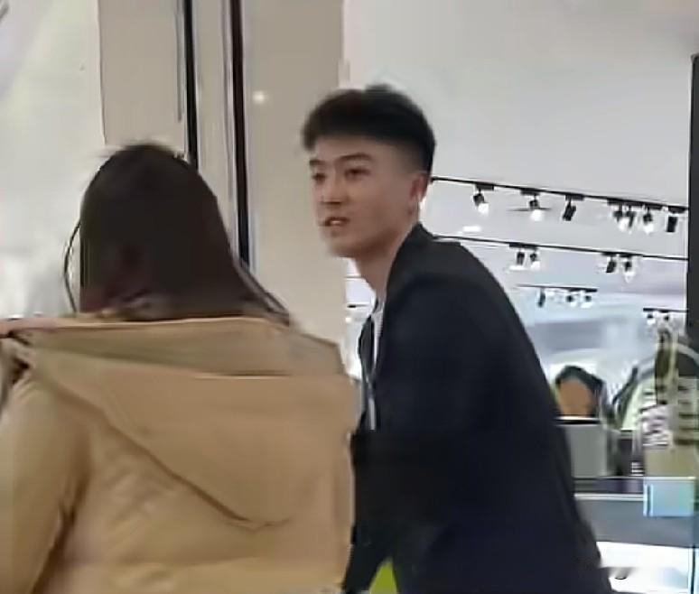 近日，“胖东来”一名男员工因颜值走红，有人专门开3小时的车来看他。小伙一头利落短