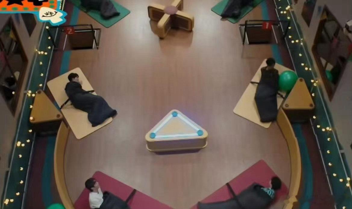 陈哲远回应把网友笑进急诊密室大逃脱 人体弹球名场面太魔性，观众笑到呼吸性碱中毒进