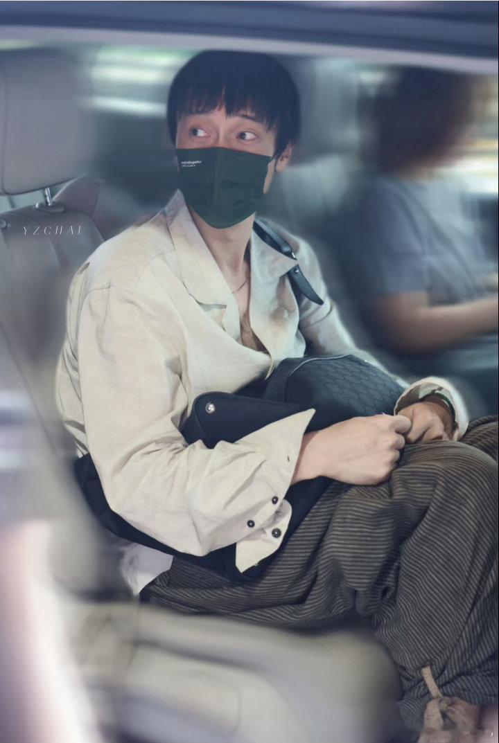 王传君披哥录制、王传君录制披哥披哥录制镜头之下，王传君展现演员之外的另一面。录制
