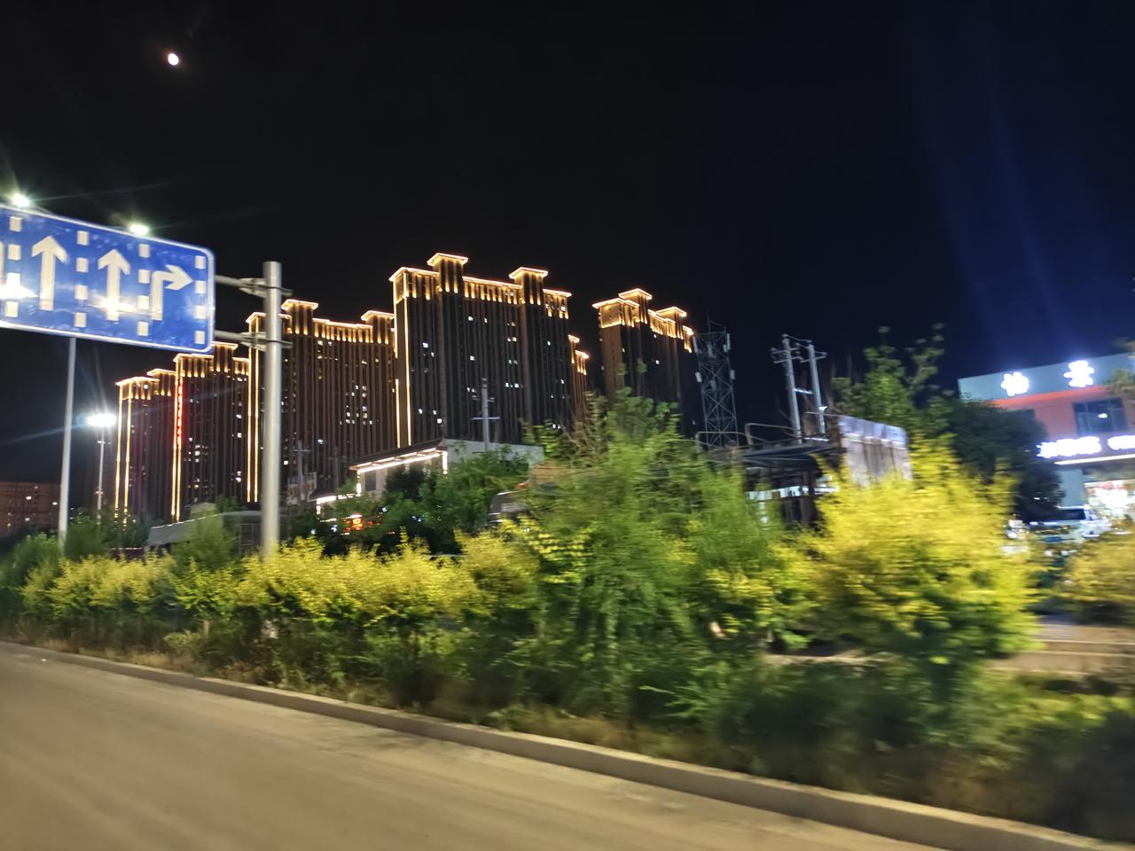 晚上下班回村，市里一路灯火辉煌，进入临猗县，“江山就是人民，人民就是江山”醒目的