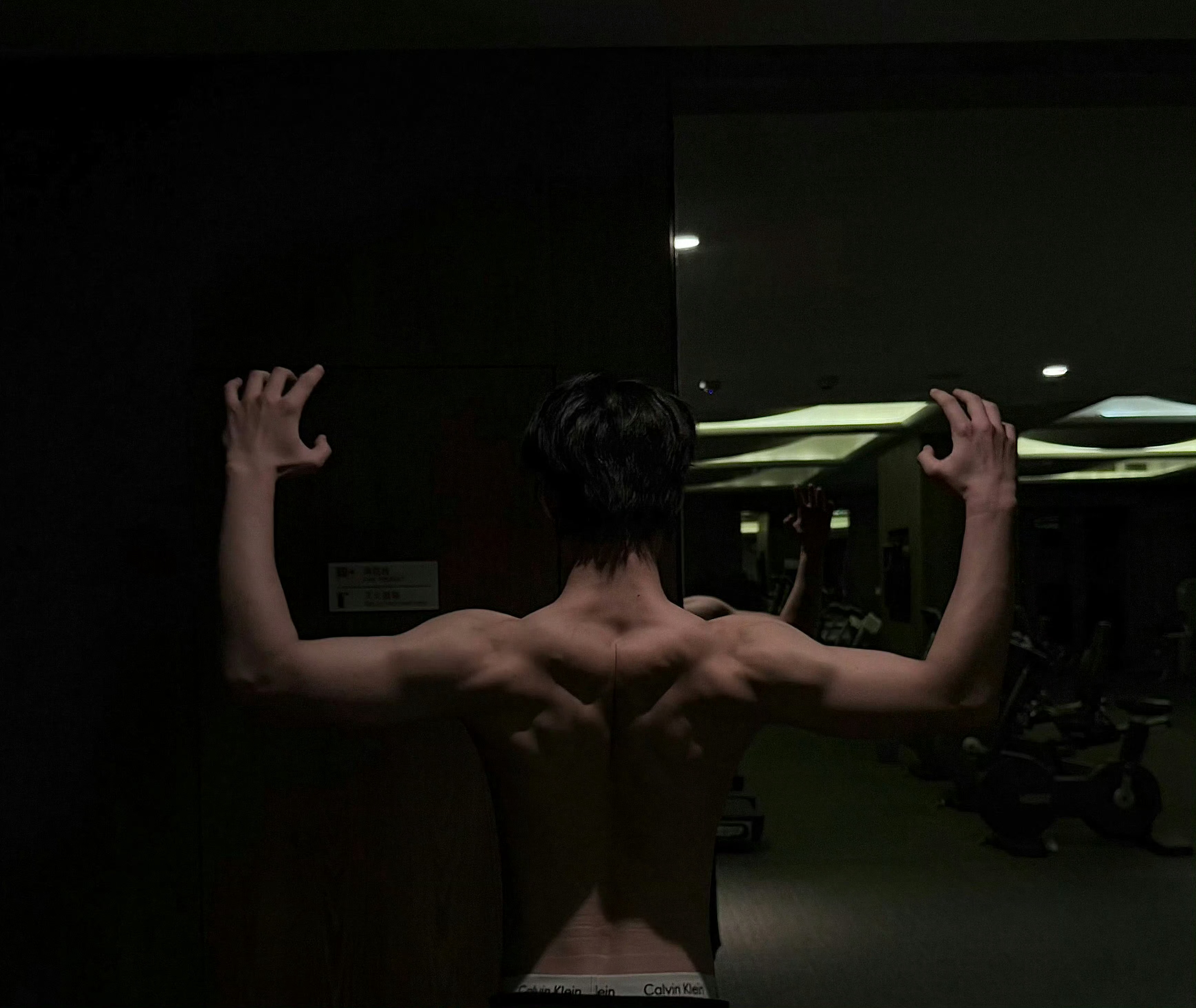 何与背肌照何与后背肌肉线条何与就这样把我钓翘嘴流畅的后背肌肉线条，这也太开门了谁