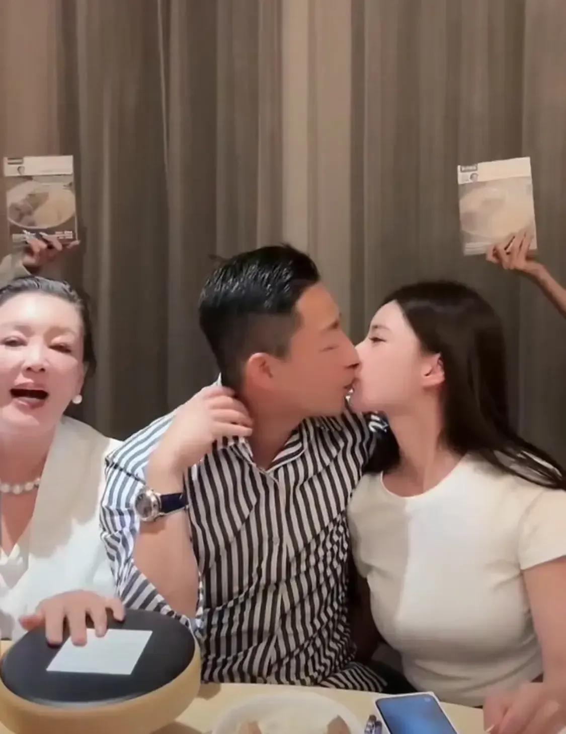 这边酒店倒闭。那边评论区被人骂的半死。
流量下滑。又来演戏了！一家子戏精。还出来