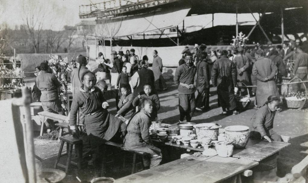 市场里的瓷器摊位，北京，1905年 