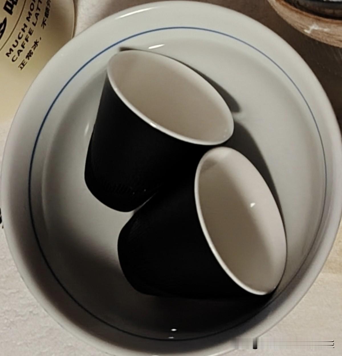 泡茶之后，在喝茶之前，小茶杯有没有烫一下，对于茶水的口感会有所不同。也就是我们说