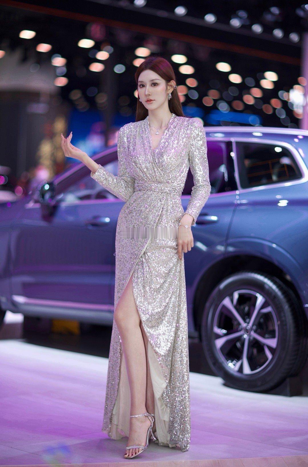 冬日生活打卡季美女车模穿搭写真