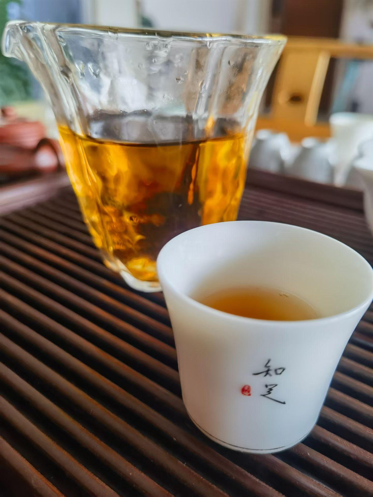 茶道  茶慢慢喝，心也跟着沉下来。不用说话，不用陪着笑脸，不用推杯换盏。在这一杯