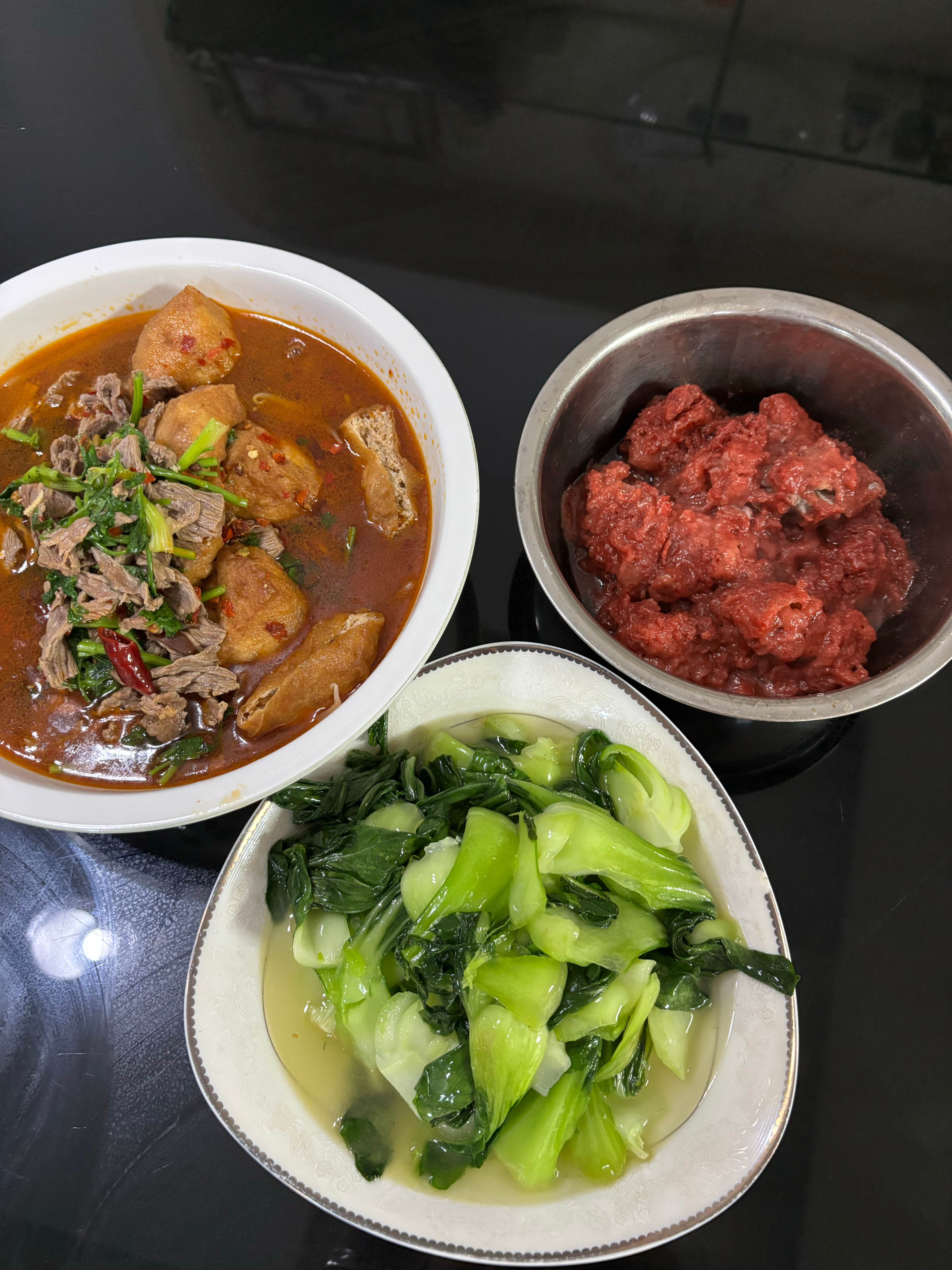 次饭饭咯！今天做的牛肉片汤 粉蒸肉 青菜 开干咯🍚 