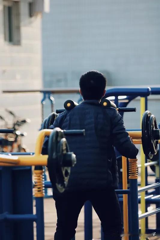 影响人一生的，是命运还是个人努力？这就像一场没有标准答案的辩论。
有人觉得命运天