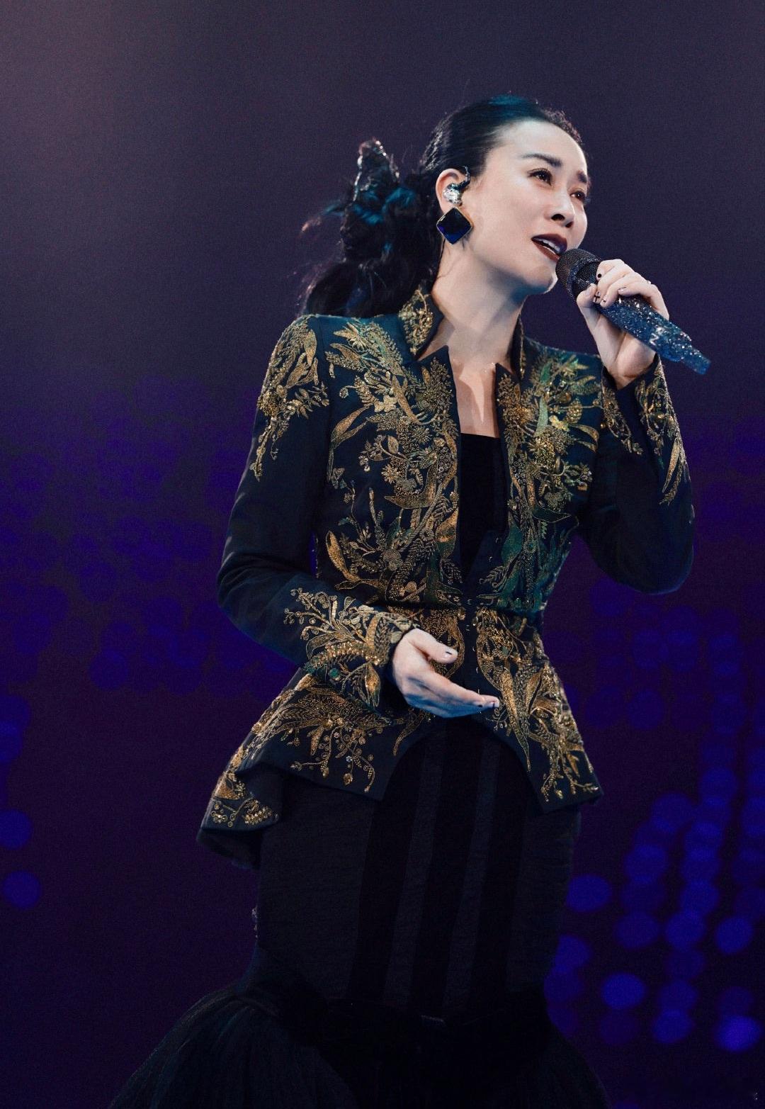 那英演唱会再唱经典歌曲默现场重温《默》，不得不佩服那英的live功底。多年过去嗓