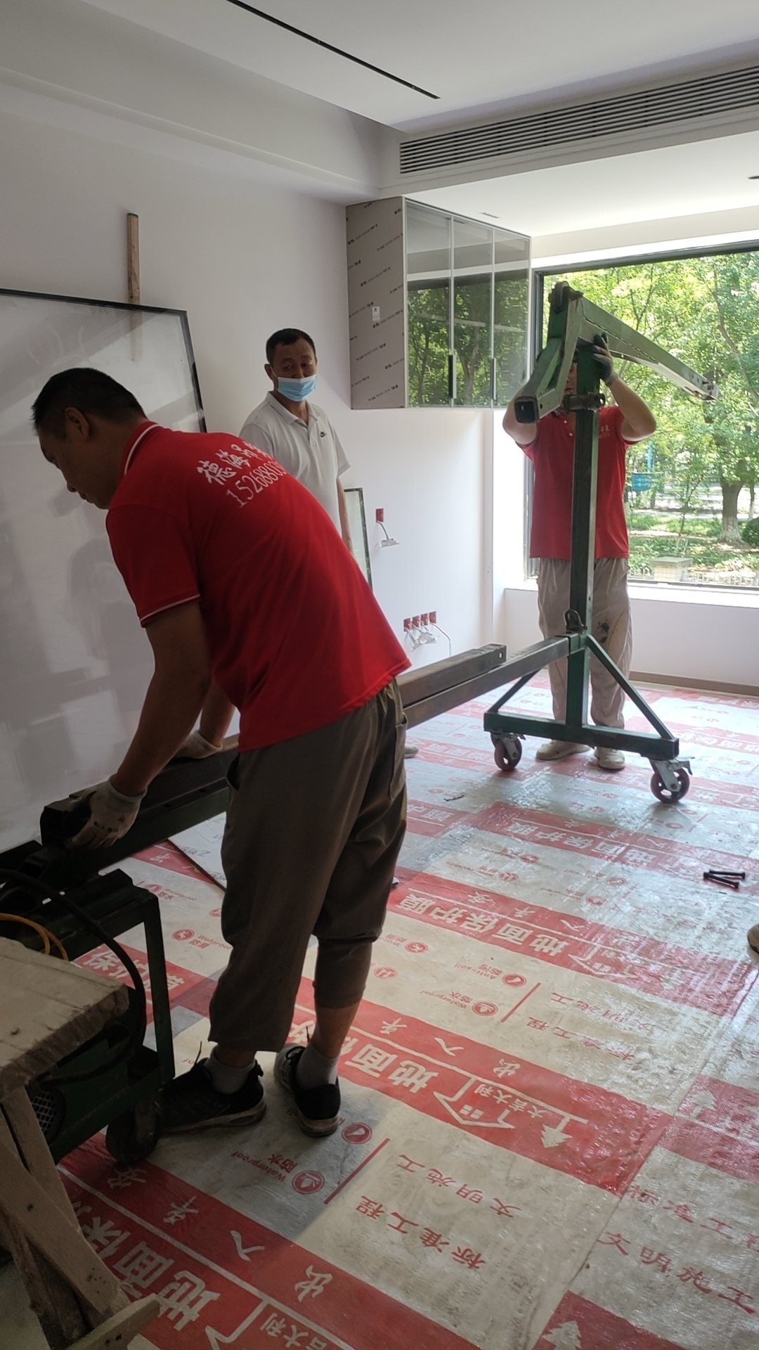 我家上次换三玻两腔玻璃，看起来阵仗也挺大的——玻璃重到4个人抬都费劲，还得用小吊