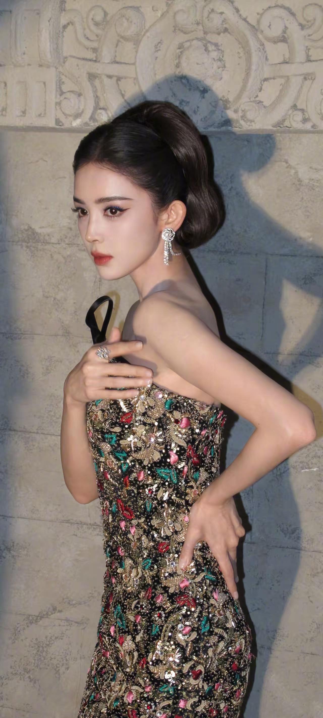 娜扎
多彩琉璃礼服[比心]