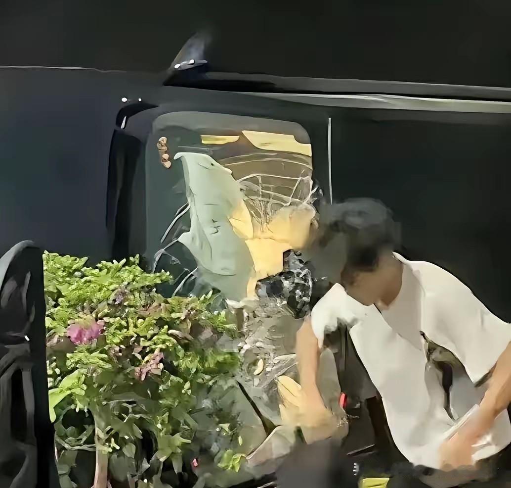 “全网破防！”广东汕头凌晨三点空荡荡的街头，一名年仅18岁的少年，凭着一腔赤诚与