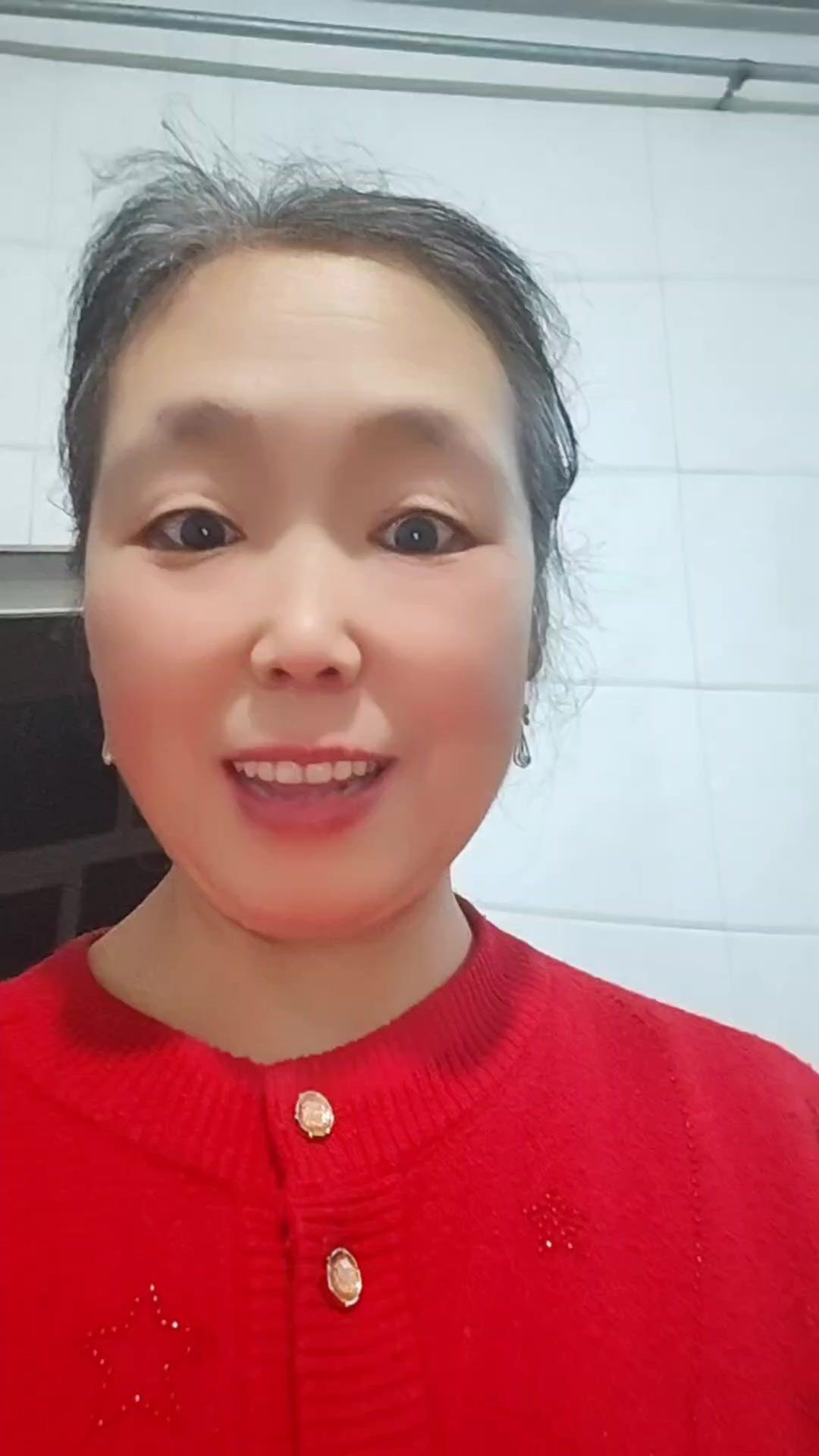 一直下雨，烟筒漏水把枕巾和毛巾染了好多铁锈，怎么搓都洗不掉。今天试了个方法，维生