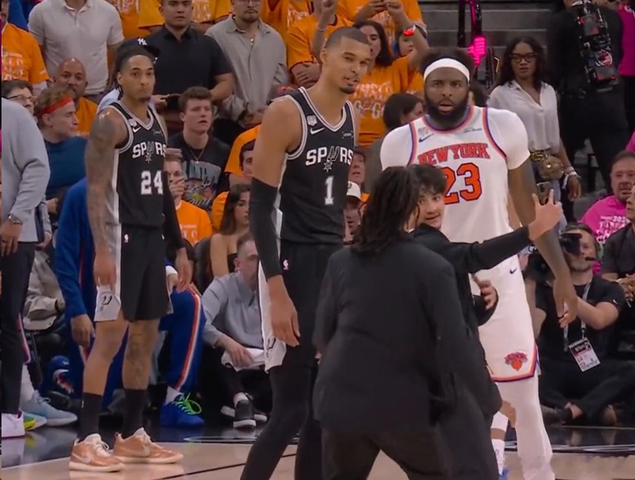 NBA总决赛尼克斯对阵马刺NBA总决赛球迷冲场 球迷冲进场找文班亚马合影，米罗看