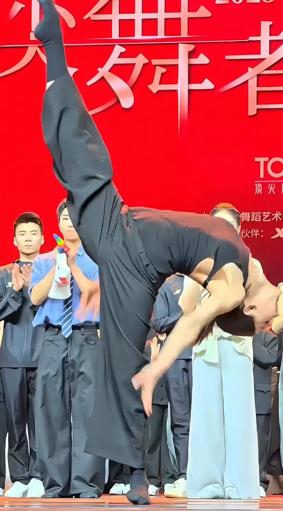 惊艳的舞台表演，动感十足！🔥💃🏻在这精彩的舞台上，舞者们用灵动的身姿和热情