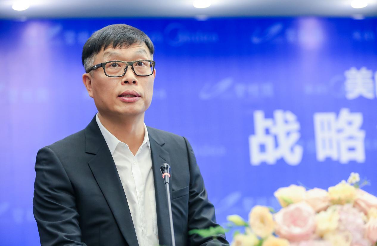 美的这种「隐形冠军」也开始突然频繁露脸、搞人设了。背后透露出的是，家电行业对小米