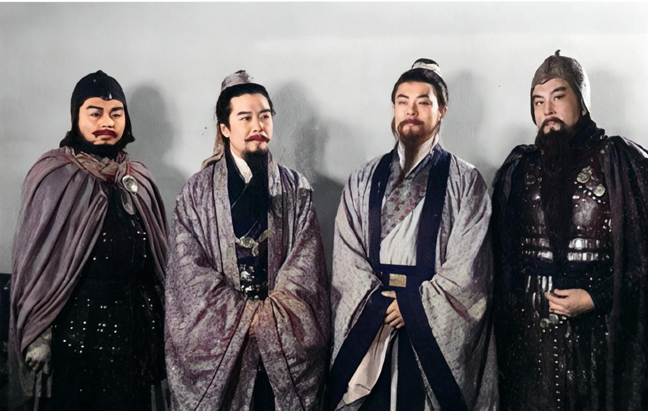 这是1994年电视剧《三国演义》中最初的四位男主角的定妆照。这张看似简单的定妆照