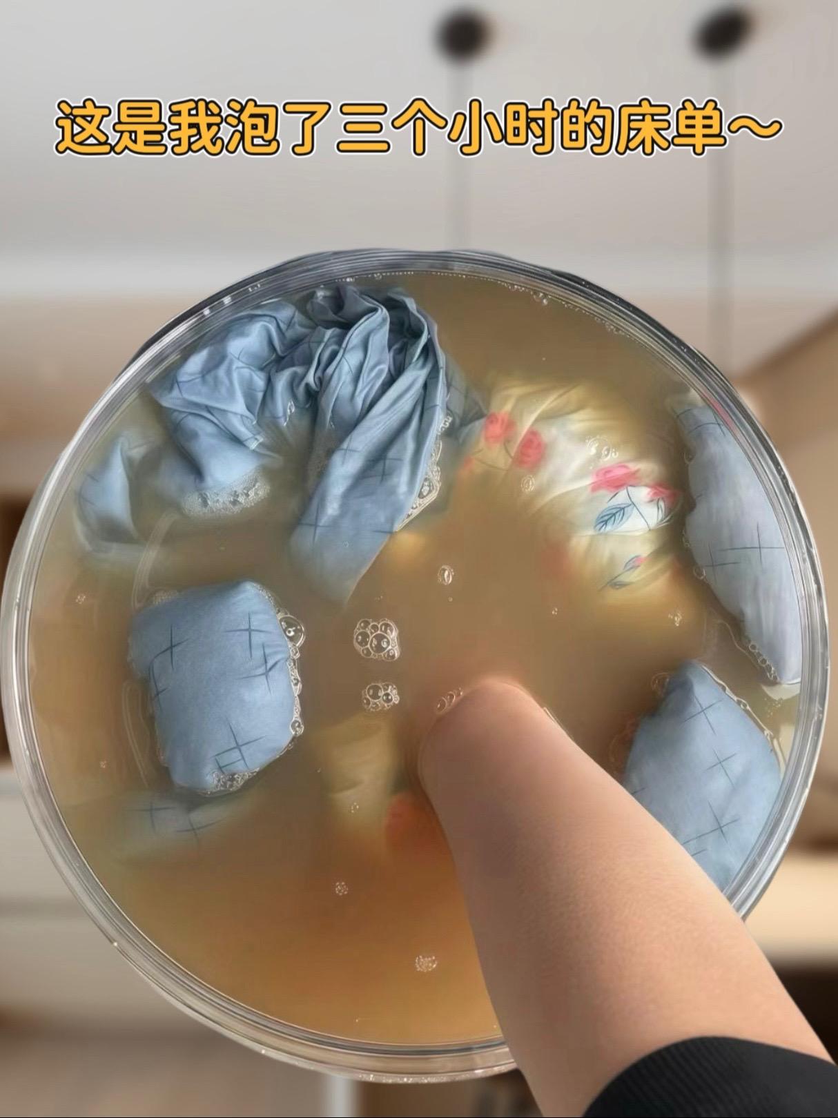 姐妹们，白衣服穿脏发黄发霉的先别扔！快试试这个污渍轻松去除白衣服清洗妙招