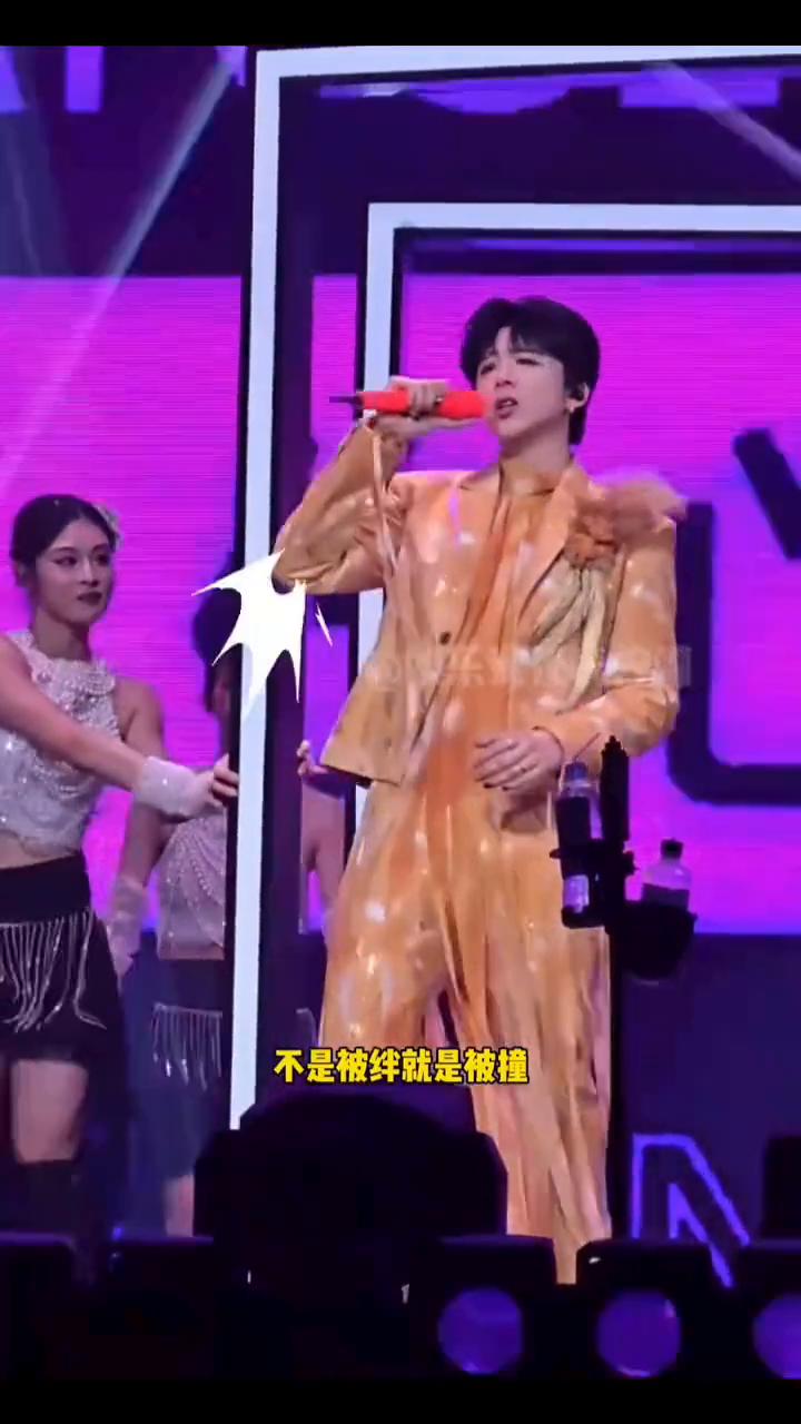 刘宇宁北京演唱会状况百出，矮门窄到逼疯大长腿，不是被绊就是被撞，连本尊都施展不开