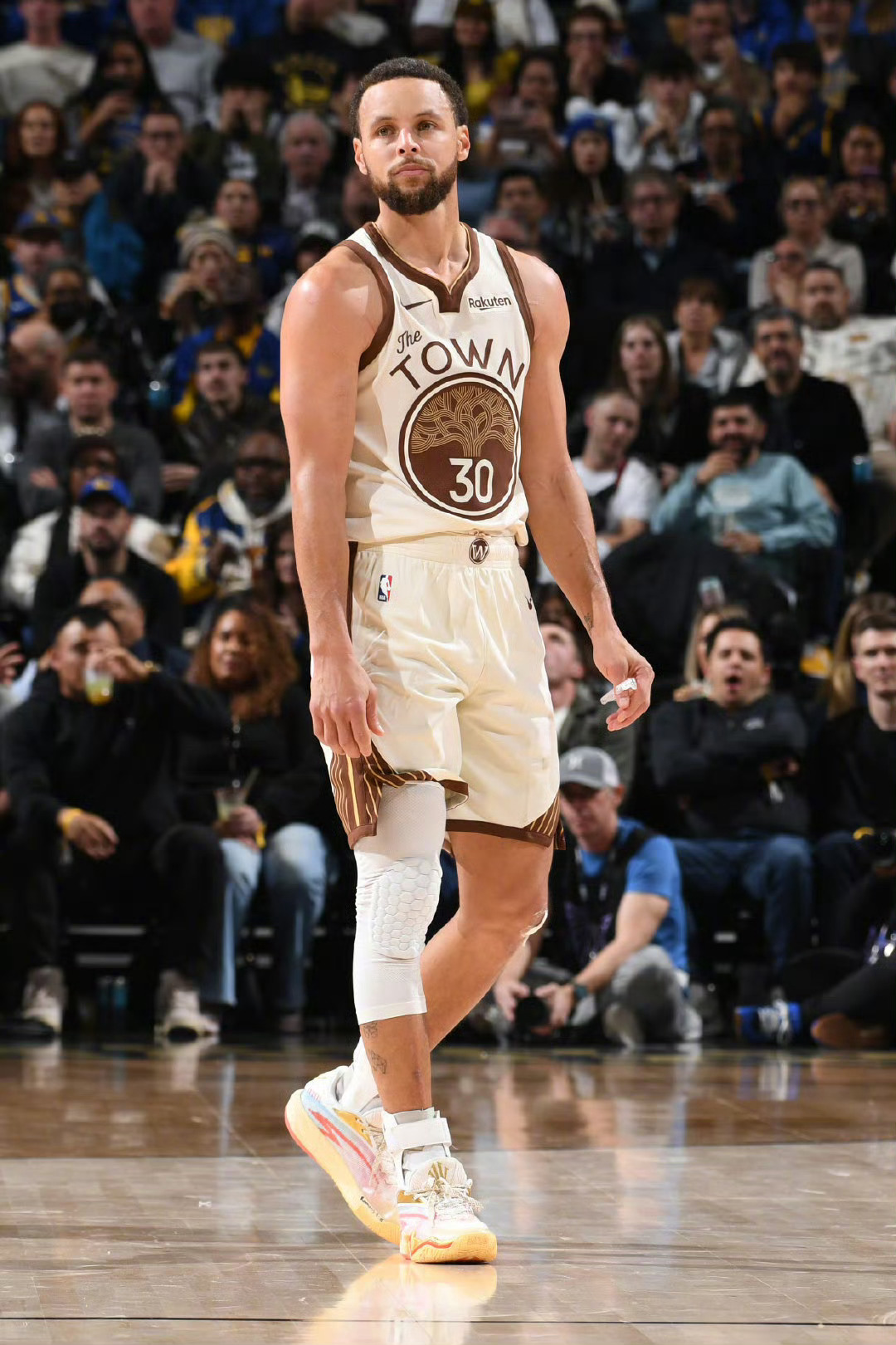 【勇记：库里MRI结果为右膝髌股关节疼痛】据勇士记者Nick Friedell报