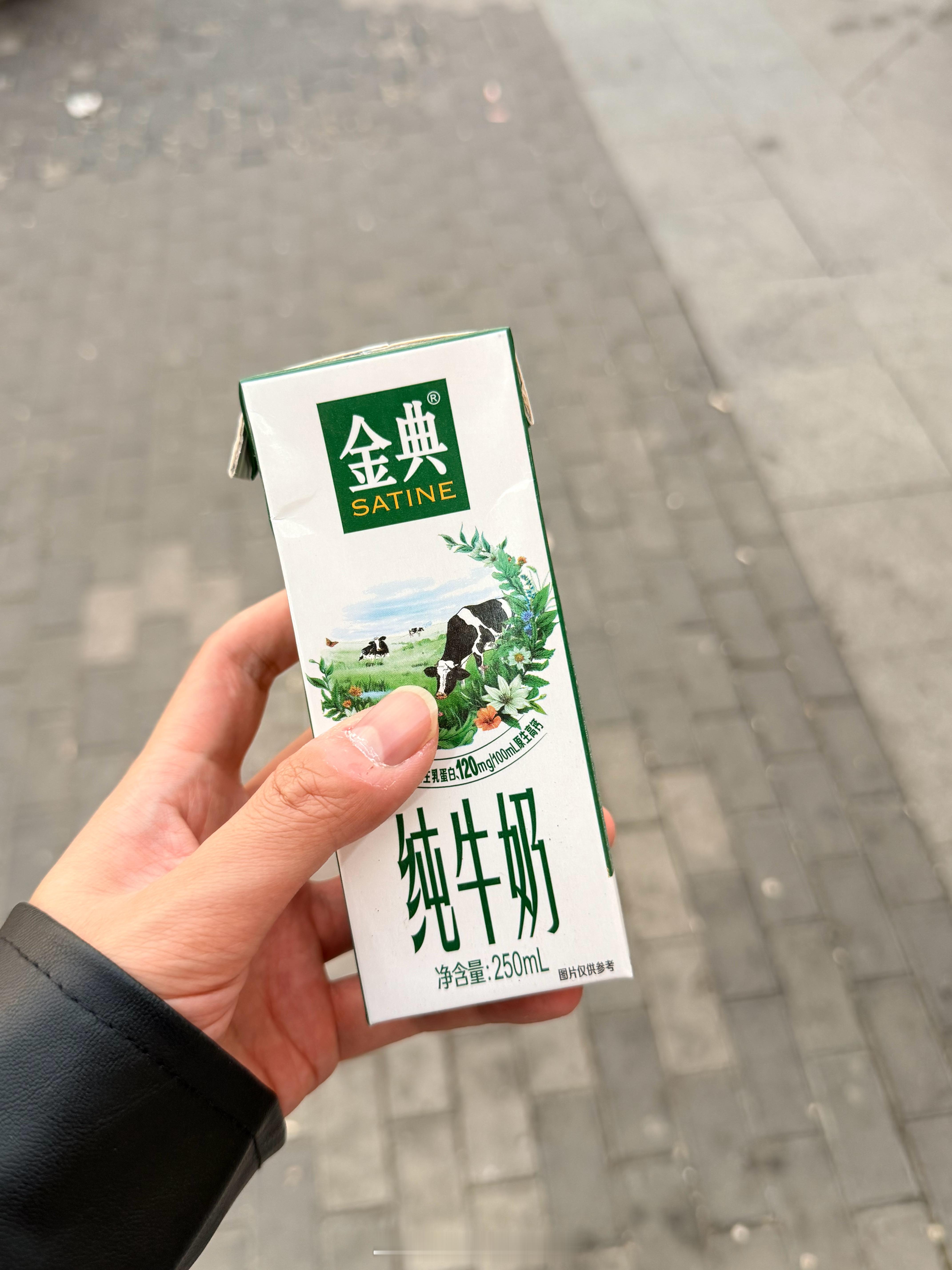 今儿不喝水了，喝盒奶吧