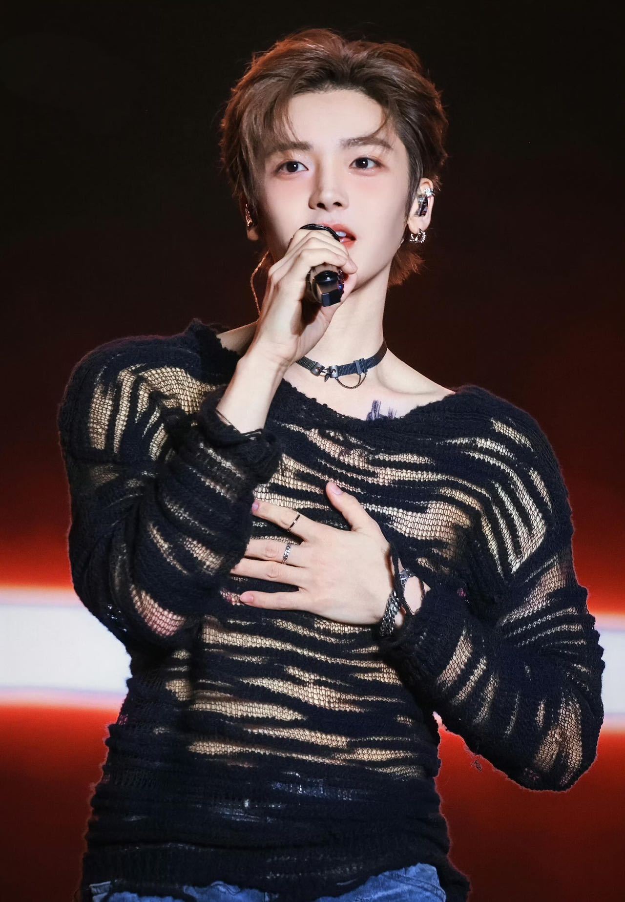 从于谦的收藏级狠货，到侯明昊的日常款，明星同款带火的不只是单品，更是“用小钱买确