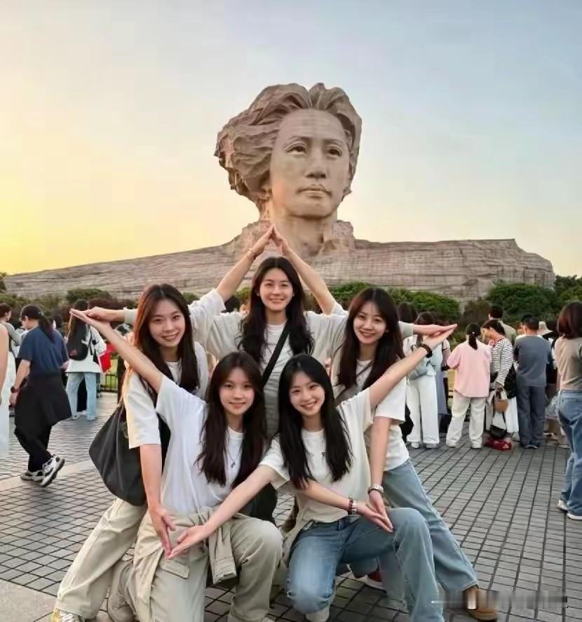 夕阳浸染天际，橘子洲头伟人雕像巍然矗立，五位年轻女孩在此以别具心意的创意造型，向